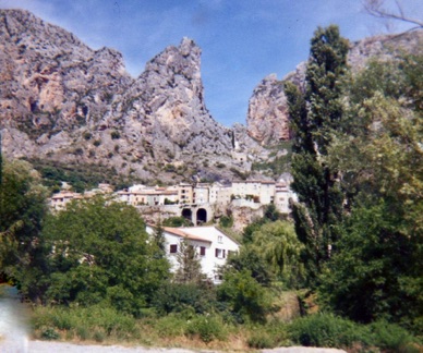 MOUSTIERS SAINTE MARIE
Alpes de Haute Provence
(1982)